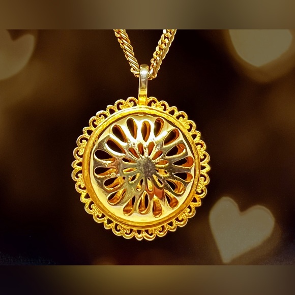 Vtg Gold Tone Puff Flower Charm Pendant/Medallion Necklace - Picture 3 of 7